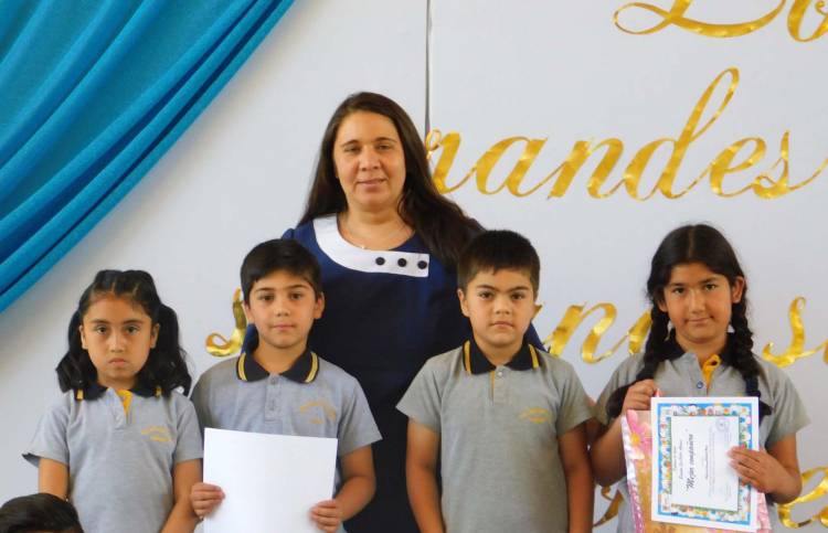 Escuela “San Víctor Álamos” cierra año escolar con premiación y licenciatura