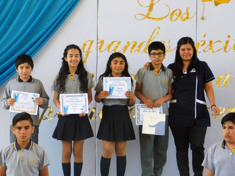 Escuela “San Víctor Álamos” cierra año escolar con premiación y licenciatura