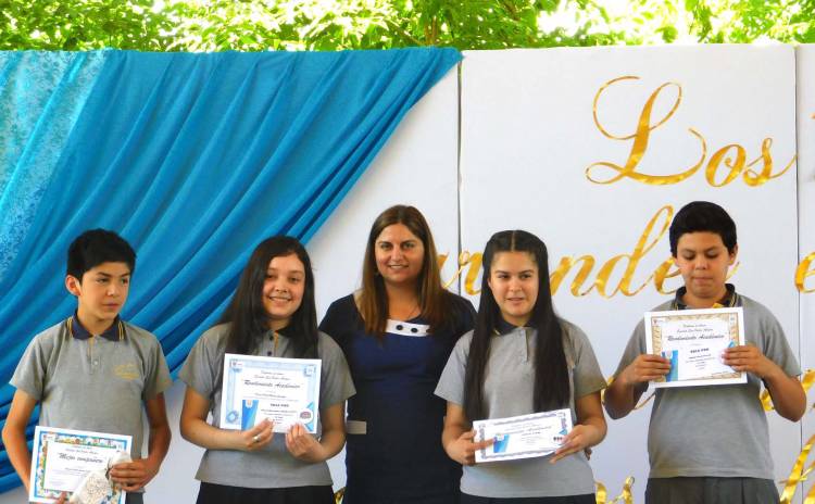 Escuela “San Víctor Álamos” cierra año escolar con premiación y licenciatura