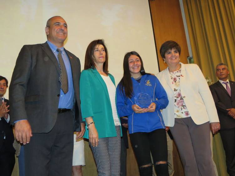 Premian a atleta parralina Valentina Rebolledo