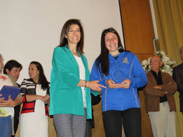 Premian a atleta parralina Valentina Rebolledo