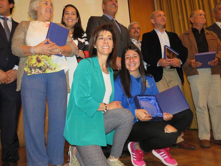 Premian a atleta parralina Valentina Rebolledo