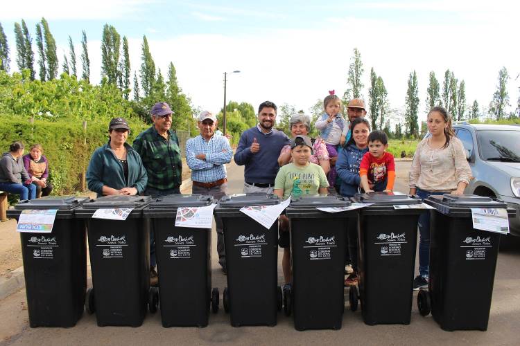 Sigue entrega de contenedores de basura en Colbún