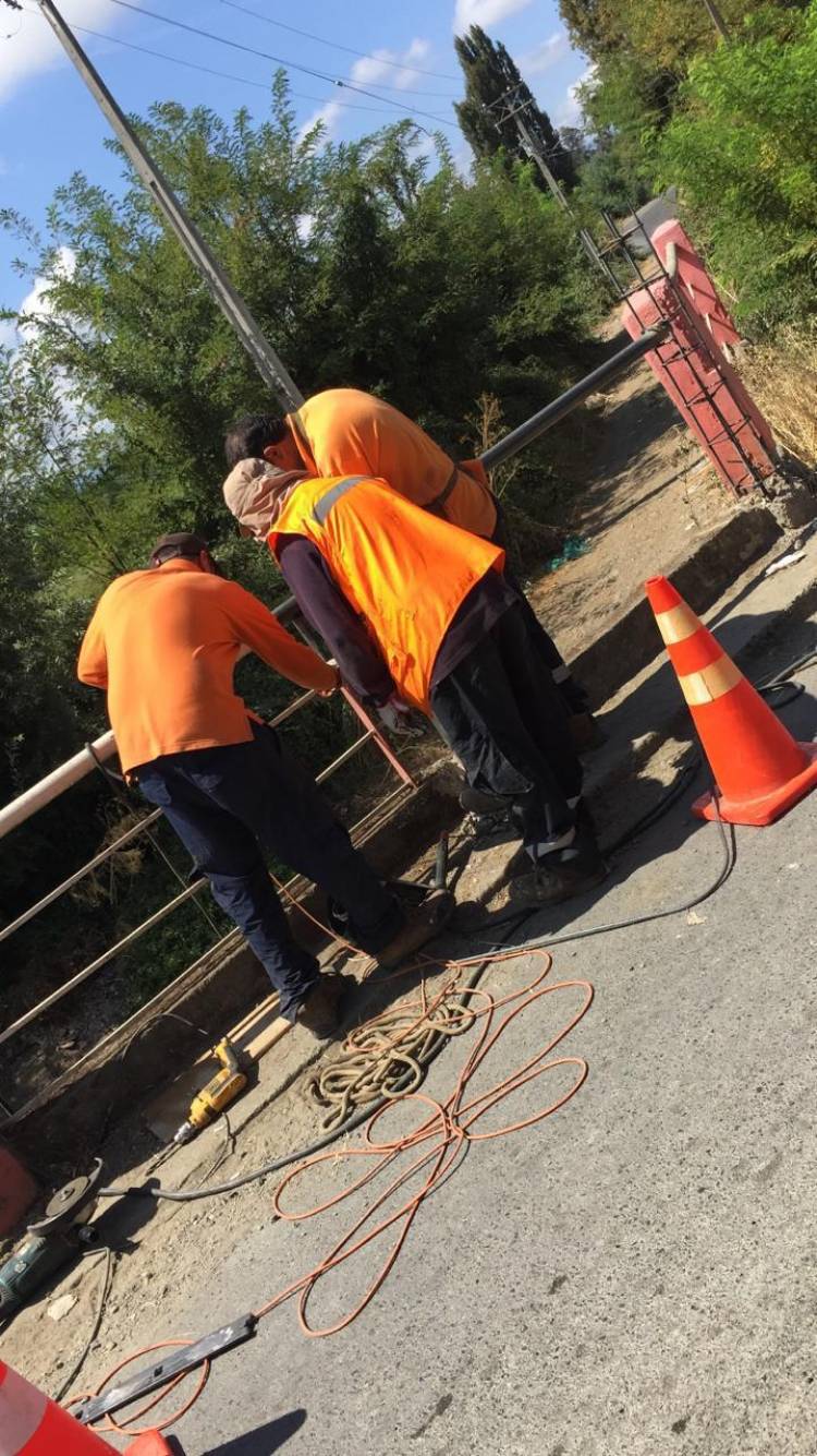 Reparan barandas de puente Ancoa en zona del Huapi