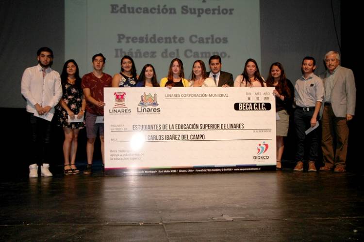 Entregan beca a estudiantes de Linares