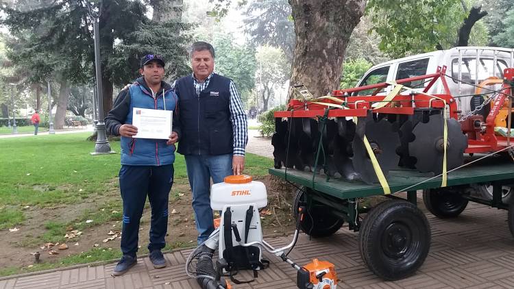 Millonaria entrega de equipos para campesinos de la provincia de Linares