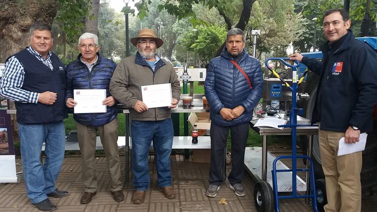 Millonaria entrega de equipos para campesinos de la provincia de Linares