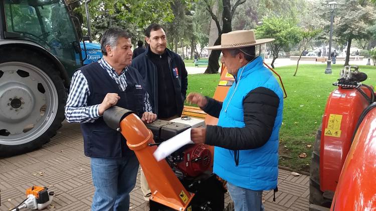 Millonaria entrega de equipos para campesinos de la provincia de Linares