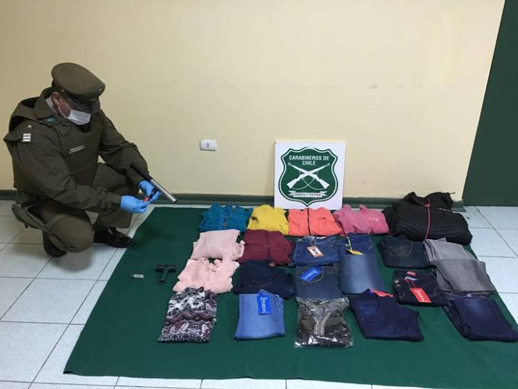 Carabineros detuvo a mujer por venta de prendas de vestir robadas