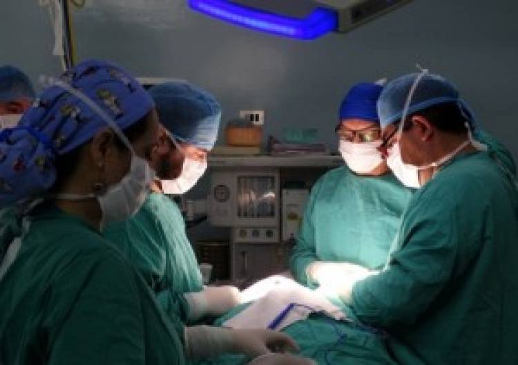 Médicos de la generación ’99 de la Universidad de Chile realizan operaciones gratis en Linares