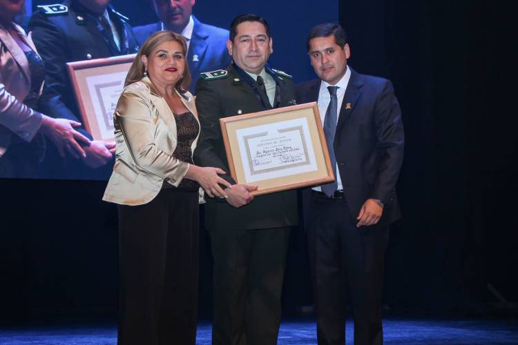 Emotiva entrega de medallas al mérito municipal