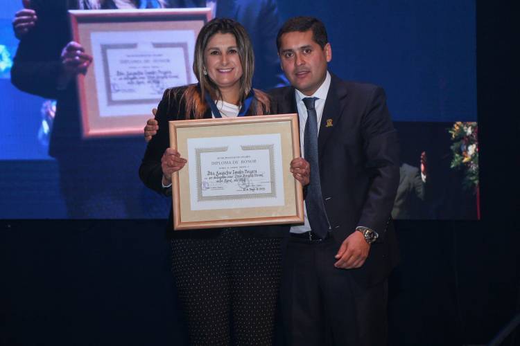 Emotiva entrega de medallas al mérito municipal