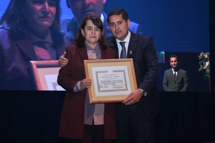 Emotiva entrega de medallas al mérito municipal