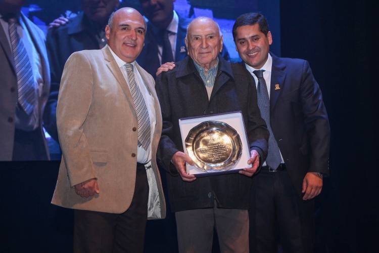 Emotiva entrega de medallas al mérito municipal