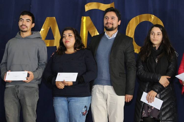 Municipio colbunense traslada gratis a estudiantes que deben viajar de noche a los CFT en Linares