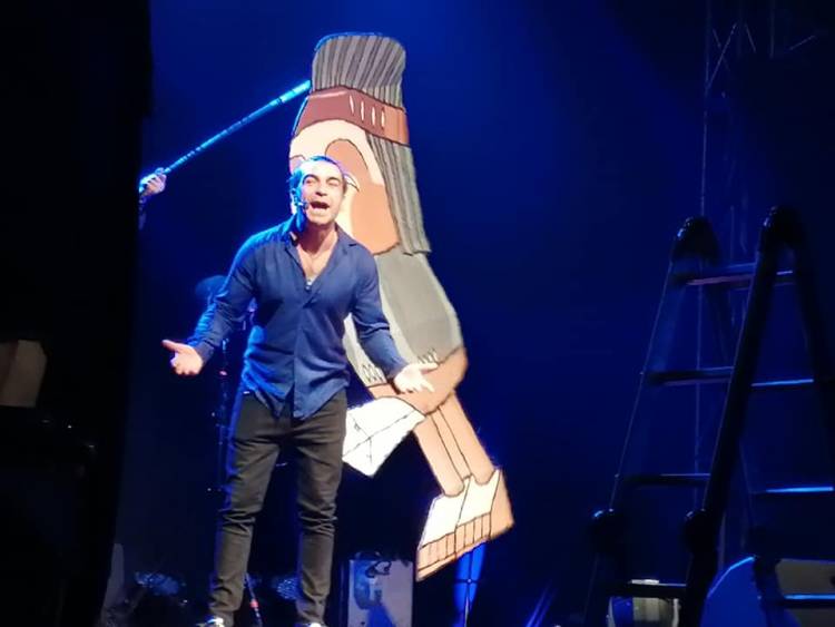  Más de 2 mil linarenses disfrutaron del comediante Jorge Alis