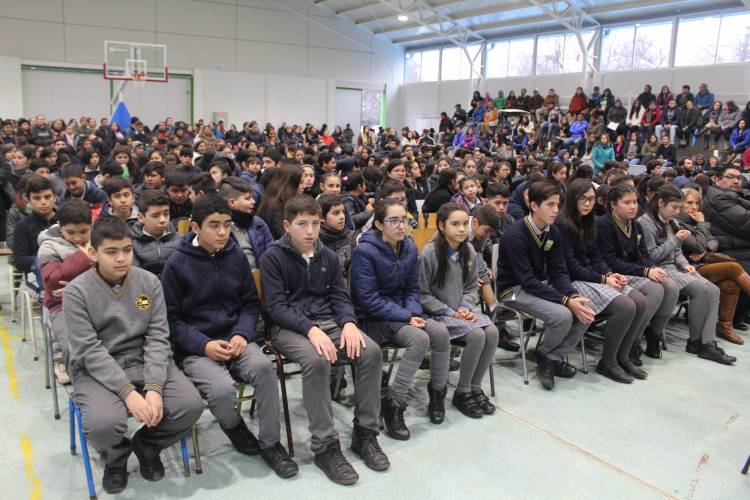 Masiva entrega de computadores en Colbún