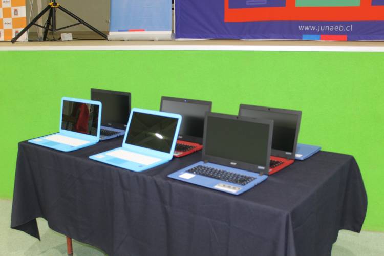 Masiva entrega de computadores en Colbún