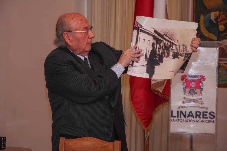 Municipio reconoce trabajo de profesor René Recabarren Castillo