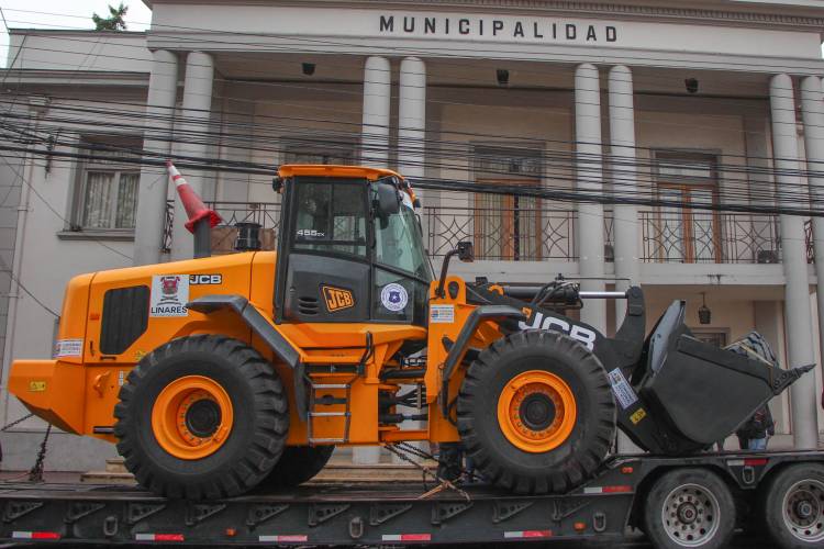 Linares cuenta con  nuevo cargador frontal