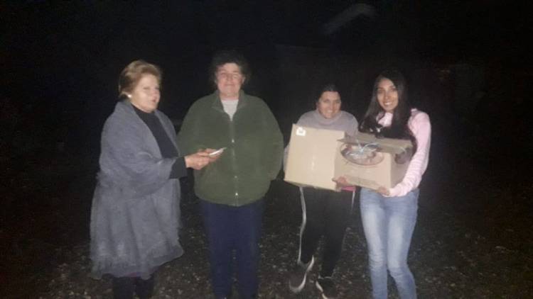 Vecinas de Vara Gruesa entregan aportes a familia de joven desaparecido