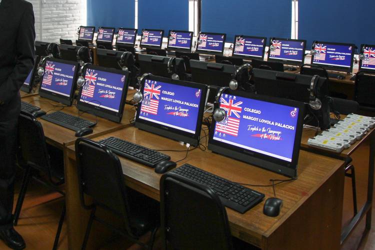 Moderno laboratorio de inglés en Colegio “Margot Loyola Palacios”  