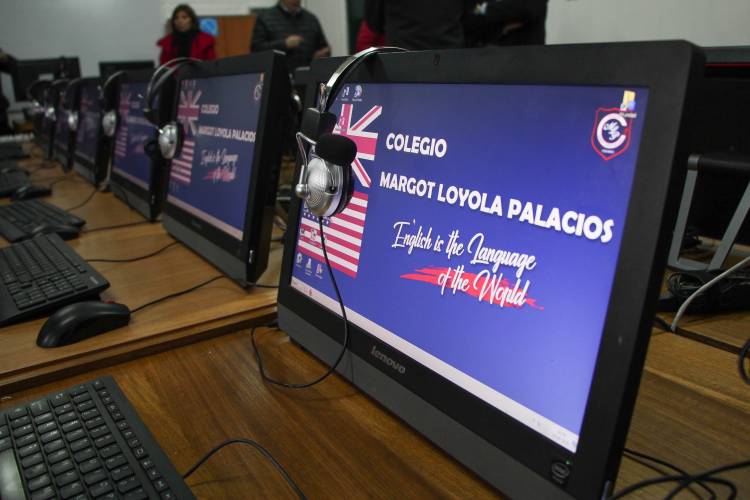 Moderno laboratorio de inglés en Colegio “Margot Loyola Palacios”  