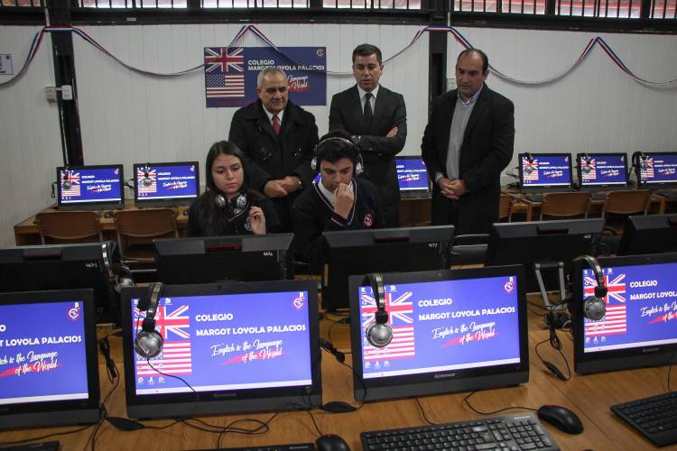 Moderno laboratorio de inglés en Colegio “Margot Loyola Palacios”  