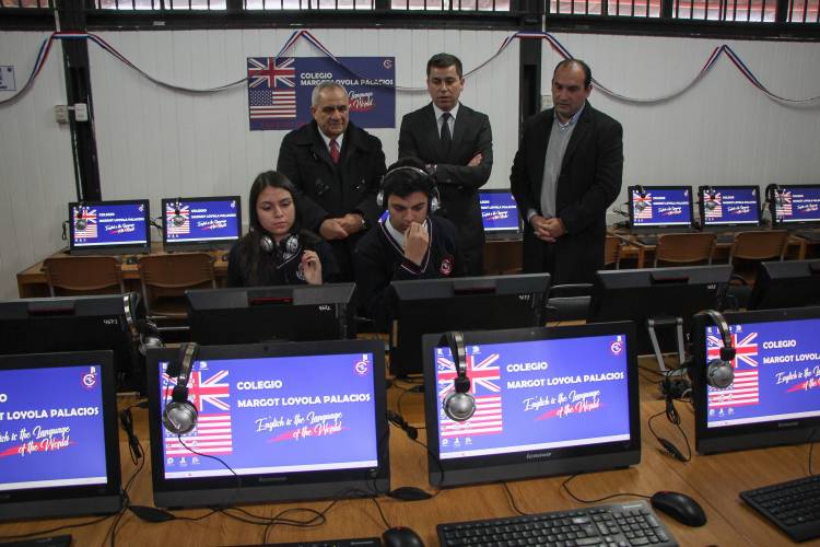 Moderno laboratorio de inglés en Colegio “Margot Loyola Palacios”  