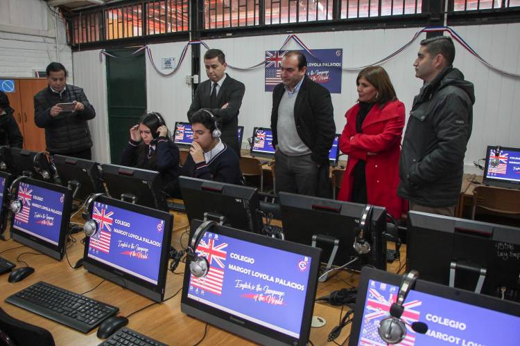 Moderno laboratorio de inglés en Colegio “Margot Loyola Palacios”  