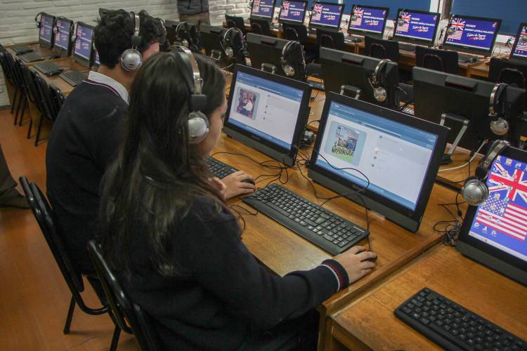 Moderno laboratorio de inglés en Colegio “Margot Loyola Palacios”  