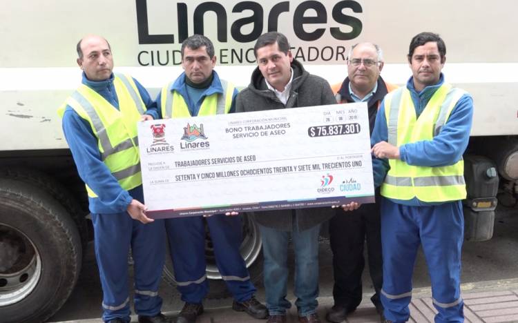  Municipio entrega bono de incentivo a recolectores de basura de Linares