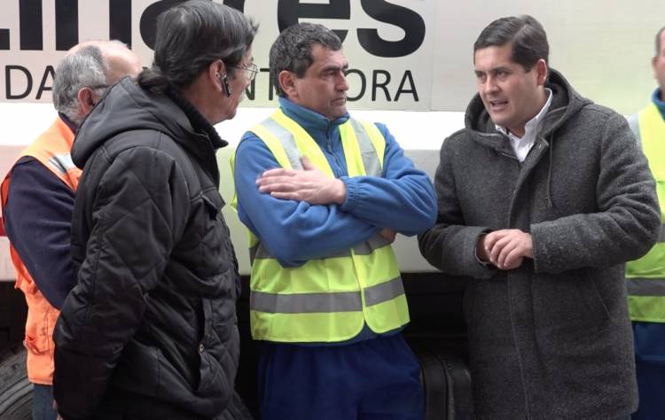  Municipio entrega bono de incentivo a recolectores de basura de Linares