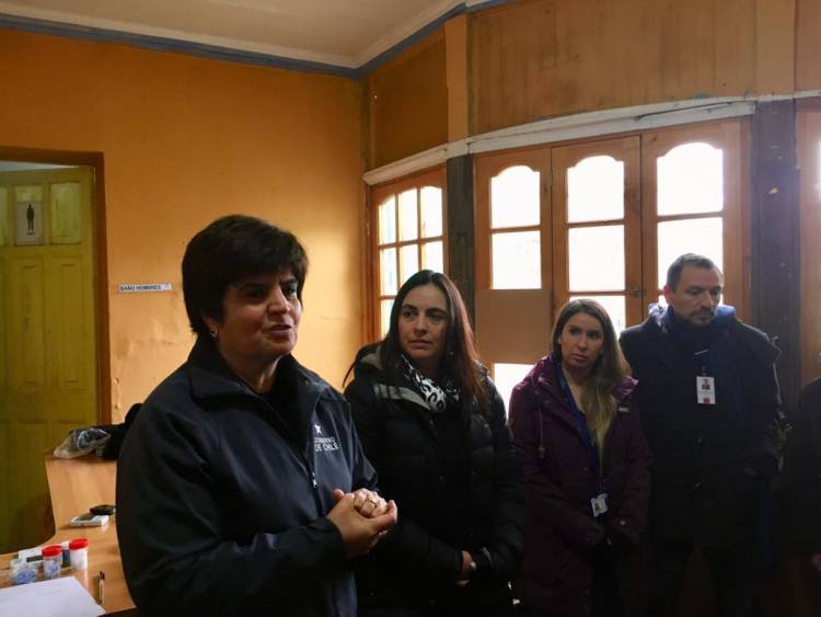 Gobernadora comparte desayuno y visita albergue linarense