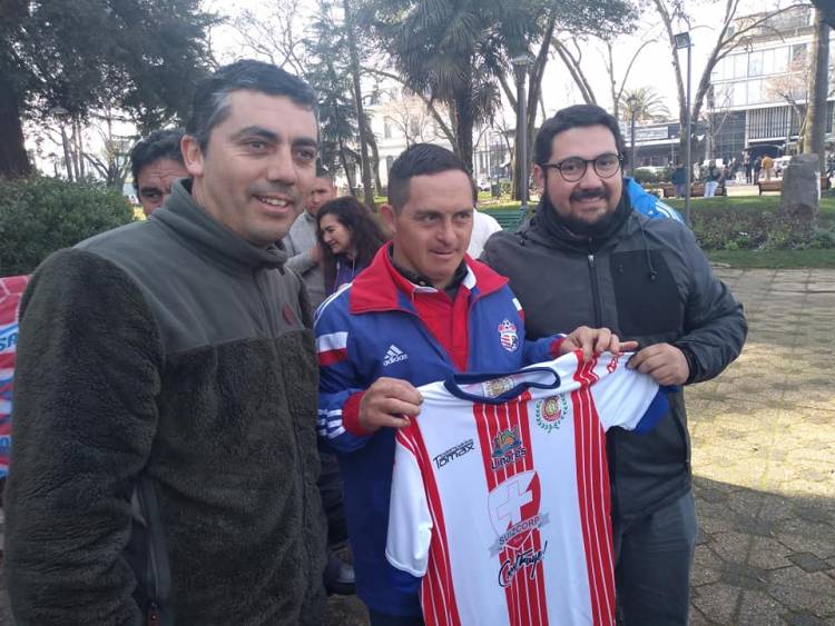 “Niba” recibe las disculpas de la Asociación de Fútbol Longaví y el “Depo” le regala la camiseta albirroja