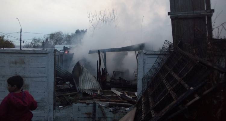 Recalentamiento de estufa artesanal habría sido causa de violento incendio en sector Huapi
