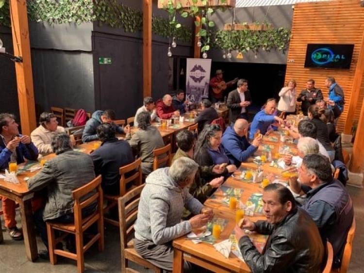 Comerciantes y empresarios comparten almuerzo con beneficiarios del “Hogar de Cristo”