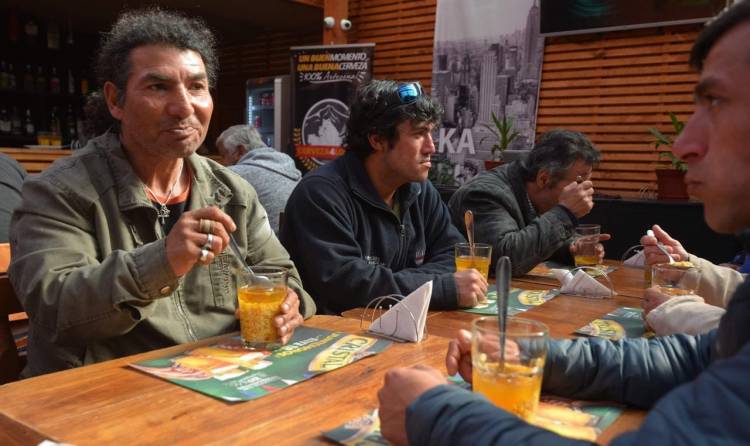 Comerciantes y empresarios comparten almuerzo con beneficiarios del “Hogar de Cristo”