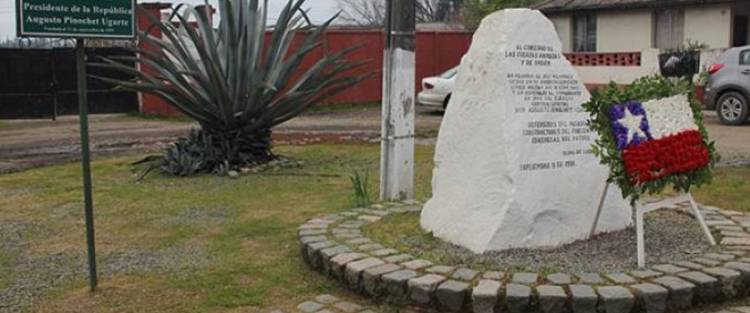 Las dos caras del “11 de Septiembre” en la única ciudad del mundo que tiene una plazoleta en homenaje a Pinochet