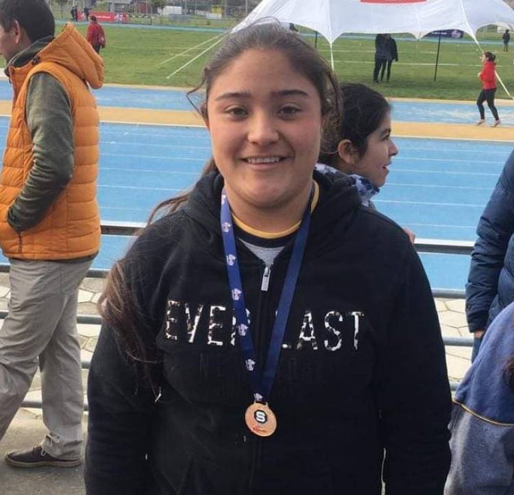 Carla Villalobos destaca en el atletismo linarense y gana medalla en Chillán