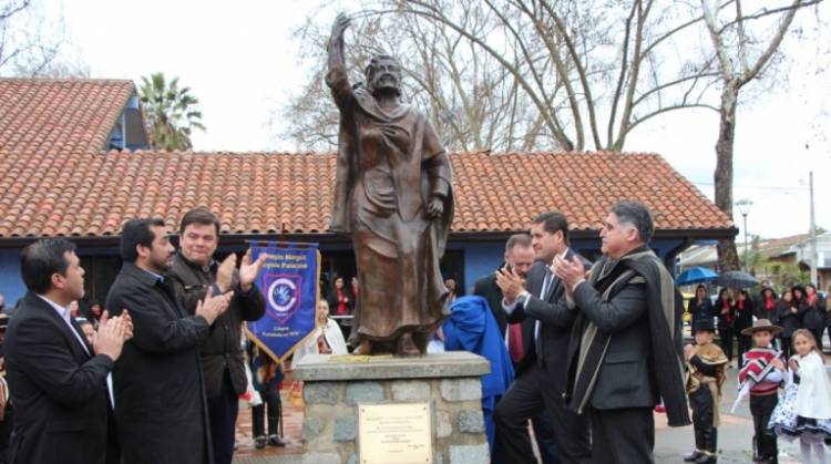 En Linares inauguran estatua en homenaje a la maestra “Margot Loyola Palacios”