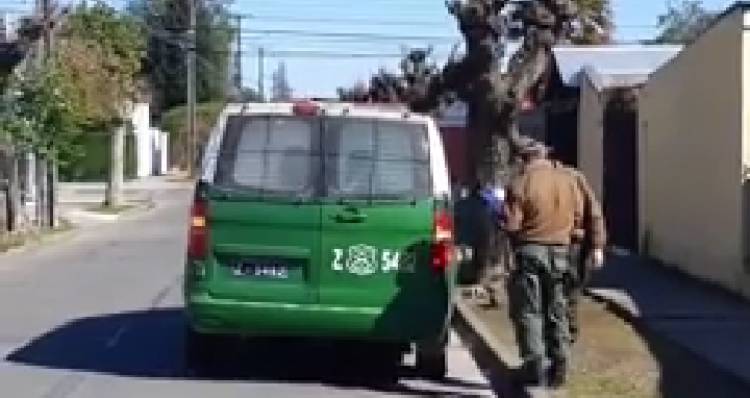 Confuso accidente involucró a furgón de Carabineros 