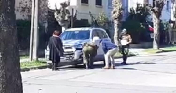 Confuso accidente involucró a furgón de Carabineros 