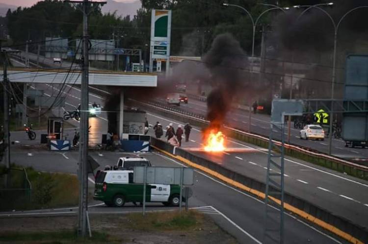 PDI detiene a dos personas por incendio del peaje lateral de Linares en el marco de las movilizaciones sociales