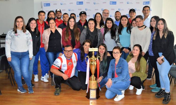 Estudiantes del CFT San Agustín compartieron con el plantel de Deportes Linares