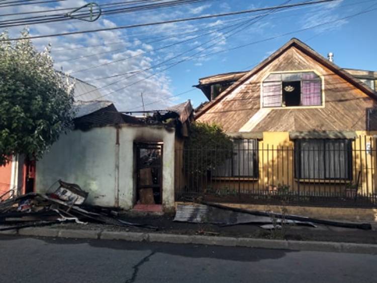 Descuido de adulto con mal de Diógenes habría provocado incendio en el sector oriente de Linares