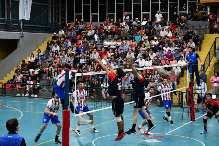Los “rayados albirrojos” juegan el duelo de ida de la final del vóleibol profesional de la Liga A1