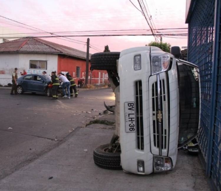 Choques, volcamientos y manejo contra el tránsito en complejo fin de semana en Linares