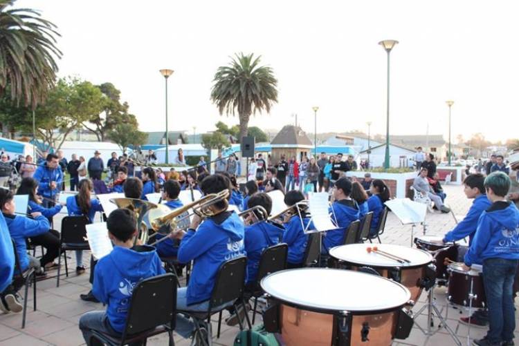 Orquesta Sinfónica Municipal “Margot Loyola Palacios” se presentó en el balneario de Pichilemu