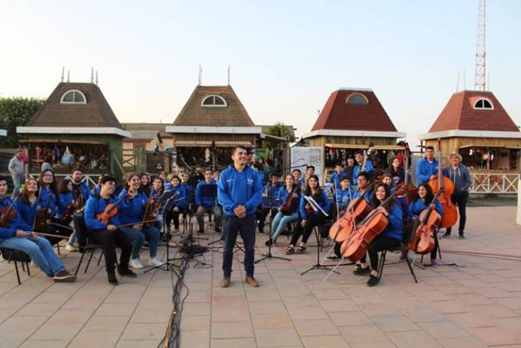 Orquesta Sinfónica Municipal “Margot Loyola Palacios” se presentó en el balneario de Pichilemu